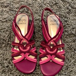 NWT pink sandals size 7. Small heel
